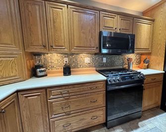 Close to beach and downtown 3-bedroom house with AC in Alpena - Alpena - Cucina