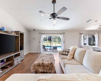3BR Wesley Chapel Retreat with Private Pool - Pet-Friendly - Spacious Parking - Zephyrhills - Wohnzimmer
