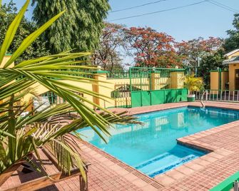 Woodlands Lodge & Tours - Livingstone - Pool
