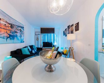2 Room Condo - 5 mins from Costa da Caparica Beach & Bars - קוסטה דה קפאריצה - חדר אוכל