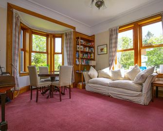 The Hawthorns - Glasgow - Living room