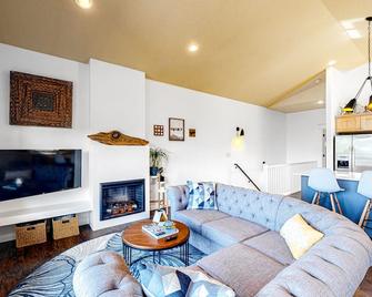 Ideal retreat by the beach with deck, full Kitchen, high-speed WiFi, private W/D - Oceanside - Living room