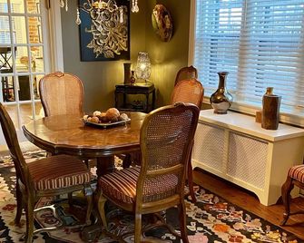 Old World Charm Flat in Upscale Neighborhood - דנבר - חדר אוכל