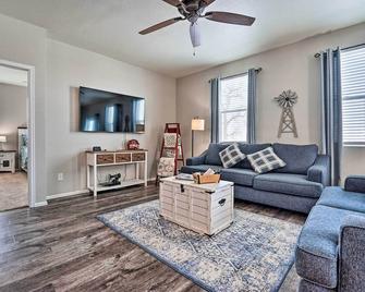 Dreamy Windsor Home with Grill about 3 Miles to Lake! - Windsor - Living room