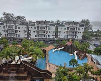 Swiss Garden Residences by Nature Home - Kuantan - Pool