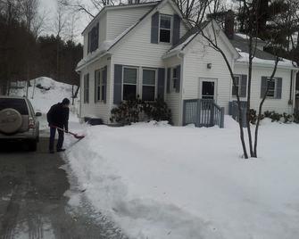 Riverfront Ski & Fishing retreat, steps from the slopes! - Monticello - Building