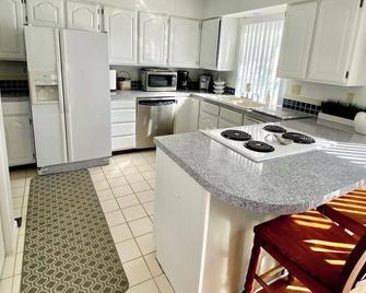 Unique Home Near Temple and Parks great for families - Pocatello - Kitchen