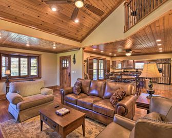 Clarkesville Ranch Cabin with Screened-In Porch! - Lakemont - Lounge