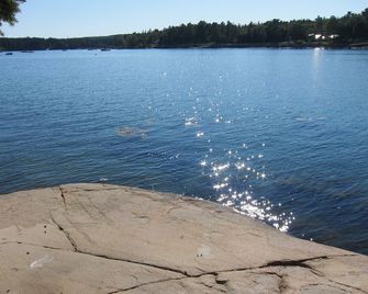 Oceanfront Cottage w/ Dock & Mooring - walking distance to Acadia - Southwest Harbor - Beach