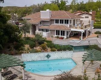 View Home on 1 acre lot with Pool. SoCal Sanctuary - Westlake Village - Pool