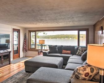 Diamond Lake Retreat w Private Beach and Dock - Newport - Living room