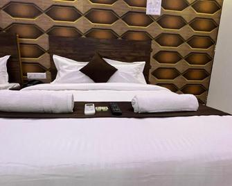 Hotel Plaza Rooms - Prabhadevi Dadar - Mumbai - Bedroom