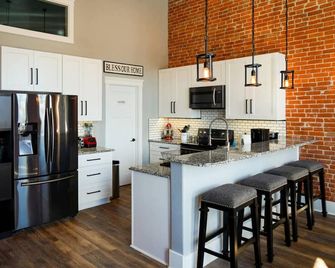 East Empire Theatre Loft, Downtown! Sleeps 4, Local Golfing 50% Off! - Baker City - Kitchen