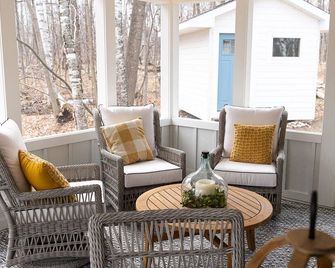 Welcome to Your Cozy Home Away From Home Kookaburra Cottage at Kangaroo Lake! - Baileys Harbor - Вітальня