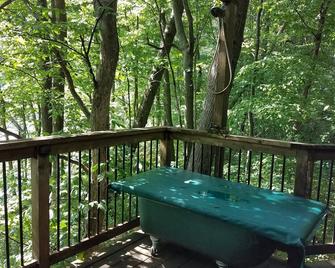 Stay In A Yurt! Secluded And Wooded Acreage On A Lake! Lawton MI - Lawton - Balkon