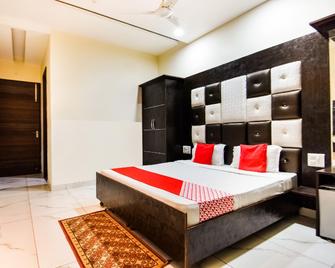 OYO 47859 Uttam Residency - Patiala - Slaapkamer