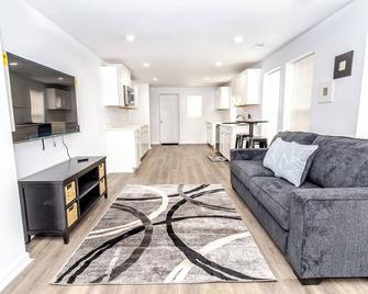 Cozy Historic Modern Apt on Main St in Charming Salisbury - Salisbury - Sala de estar