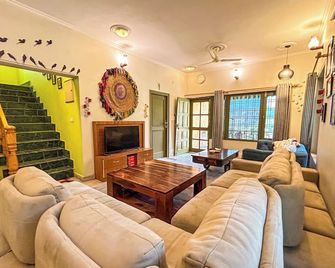 The Himalayan Living Whistling Pines - Mukteshwar - Salon