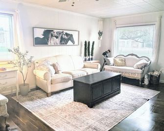 Charming Historic Farmhouse centrally located to Yellowstone Entrances - Teton - Living room