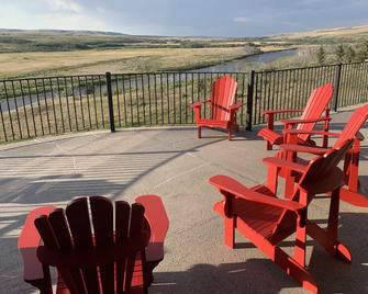 Huge Waterton River Lodge (Residence on a beautiful 3 acres backing the river) - Waterton - Balkon