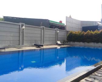 Studio Room @ Tifolia Apartment near Kelapa Gading By Travelio - Jakarta - Pool
