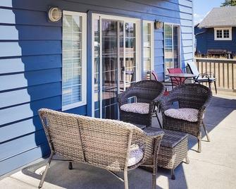 Ground floor condo with fast WiFi, patio, full kitchen, & private washer/dyer - Dunes City - Balcony