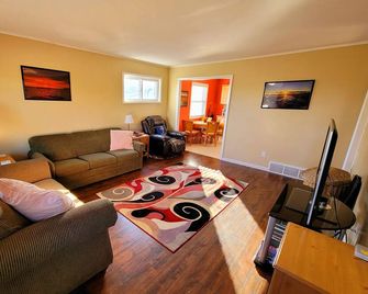 Your Vacation Starts Here! Fully Furnished 3 Bedroom Home! Close To Ferry's! - Saint Ignace - Living room