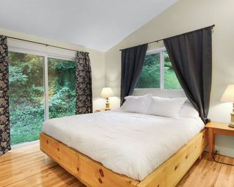 Secluded modern cabin, short walk to town, river & brewery. 25 min to Asheville - Marshall - Habitación