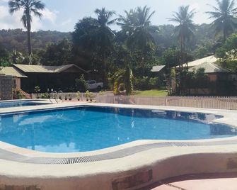 Tay Lelong's Pension House - Taytay - Piscina
