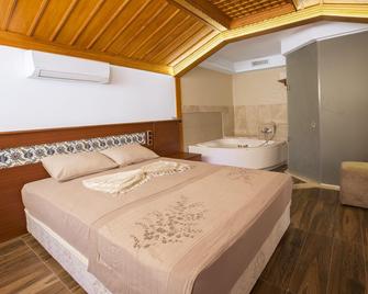 Hotel Lotus Spa&Sport Akyaka - Akyaka - Bedroom