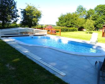 Old small renovated farm, quiet, in a green setting - Jars - Piscina