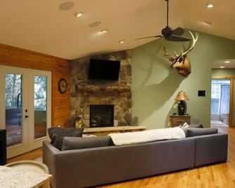 Family get away nestled on the edge of 400 acres! Pet- Friendly! - Dover - Living room