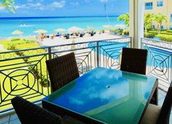 Beautiful Ocean Views! Only steps from the ocean! in the Center of 7 Mile Beach! - George Town - Balcony