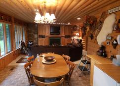 Cozy Cabin in the woods - Perfect spot off Jackson Co. trails - Black River Falls - Comedor
