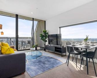 Breathtaking View - 2br Apt In Melbourne Cbd W Gym - Melbourne - Living room