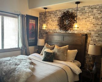 Waterfront Serenity -- One of a Kind Serene Lakes Cabin - Soda Springs - Bedroom
