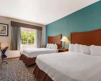 SureStay Plus Hotel by Best Western Topeka Northwest - Topeka - Bedroom