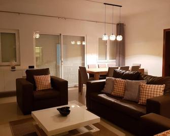 Beautiful & Modern 3 Bedroom Apartment. Home Away From Home. 3 - Praia - Sufragerie