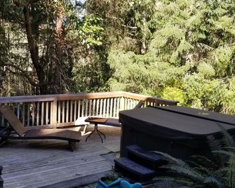 Woodsy Retreat has the trail to the temperate rain forest, and outdoor spa. - Lacey - Balkon