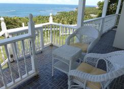 Detached Home-styled cottage on Nevis with spectacular view of the Caribbean Sea - Newcastle - Balcón