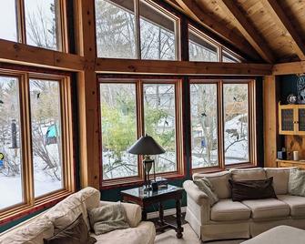 Lakefront Muskoka Chalet for Families: Volleyball, Gourmet Kitchen, Hot Tub - Washago - Living room