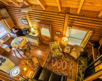 Mountainaire Inn & Log Cabins - Blowing Rock - Living room