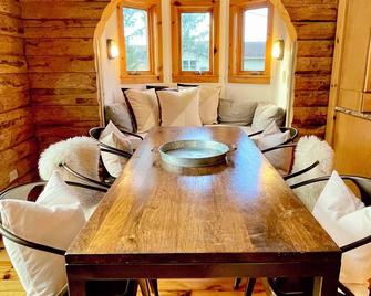 Modern, cozy log cabin in Copake with AC and WiFi - Copake - Dining room