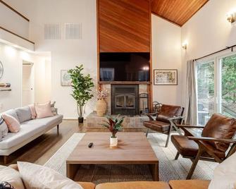 Relax- Eastern Shore Creek Home - 6 Guests - Grasonville - Living room
