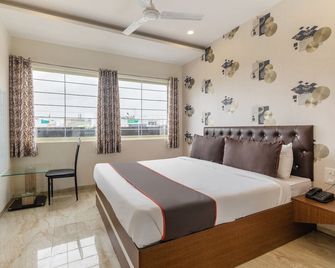 Collection O 16732 The Landmark - Indore - Slaapkamer