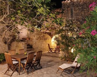 Quiet family farmhouse near Gordes-Roussillon-Luberon. Large private pool! - Joucas - Innenhof