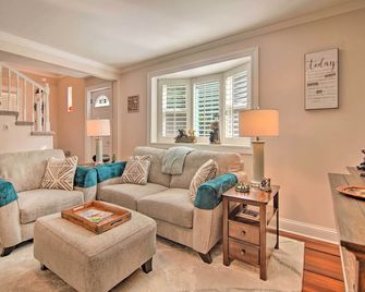 Sun-Lit Lake Geneva Sanctuary W/ Bbq Patio! - Lake Geneva - Living room