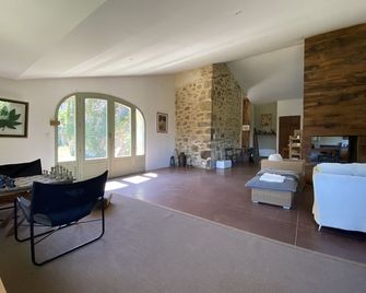 Charming family home, pool, with large reception room, beautiful view - Silhac - Sala de estar