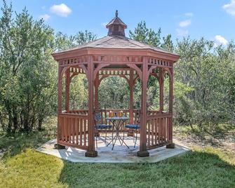 Whitetail Oaks Texas Star Cabin | Hill Country Views | Whirlpool Tub | Fire Pit | No Pets - Llano - Patio