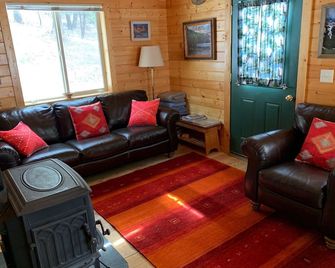Pristine Cabin minutes from Craig, Cascade... Fish or just Relax - Wolf Creek - Living room